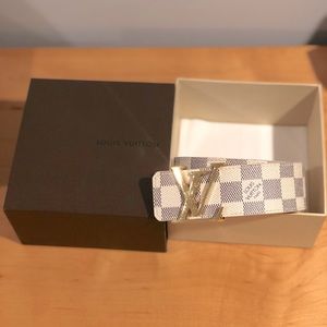Gorgeous ALMOST new Louis Vuitton white, black, & gray belt with gold emblem✨✨✨